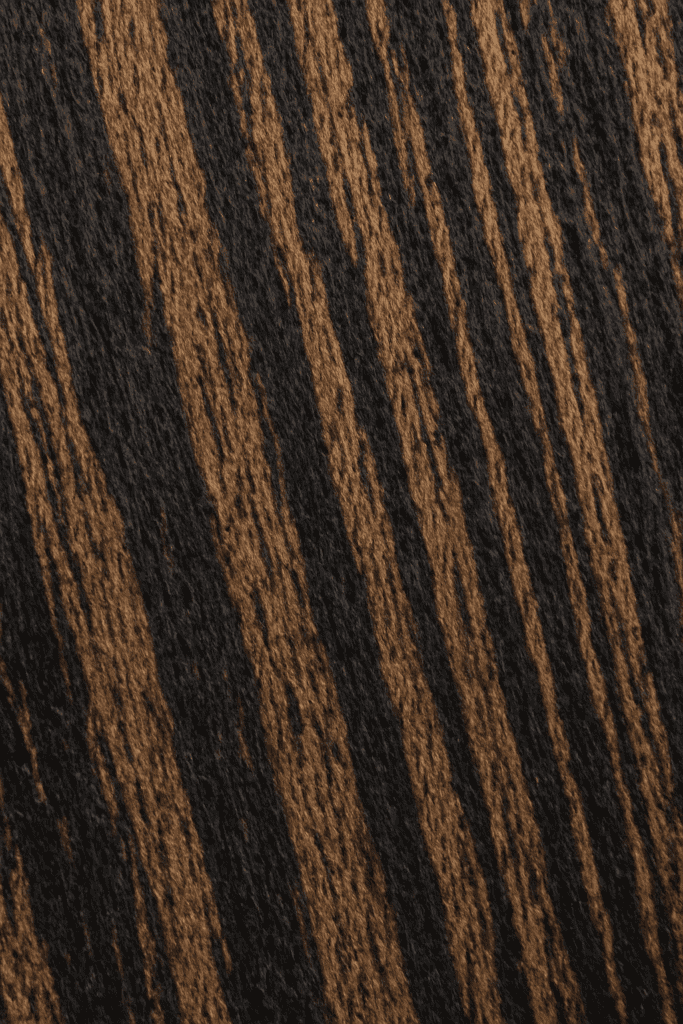 Wengetreverk med mørk farge og tydelig stripet mønster